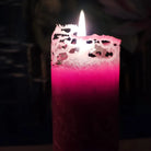 Rote Kerze mit leuchtendem, kunstvollem und filigranem Abbrand-Rand, der ein einzigartiges Lichtspiel erzeugt.