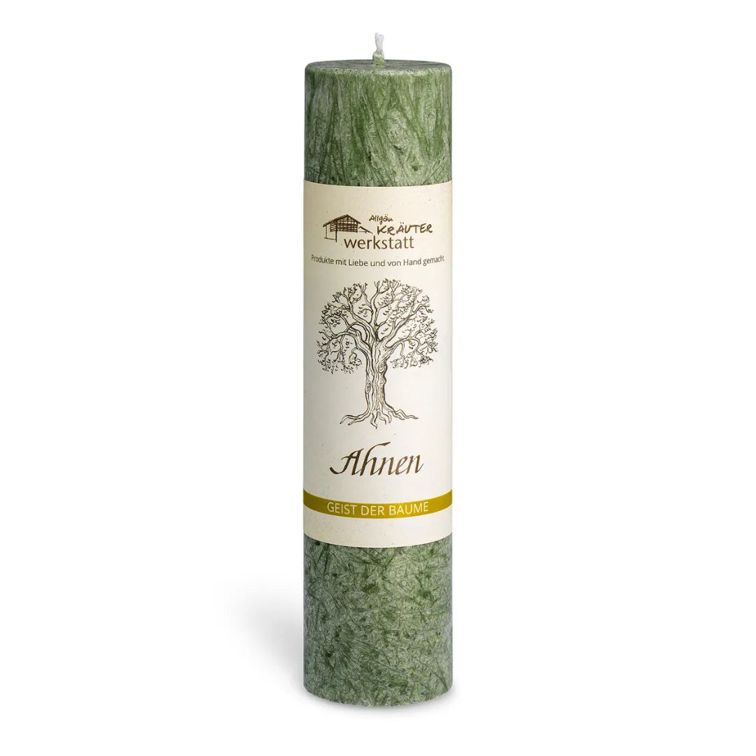 Dunkelgrüne Allgäuer Kräuterkerze "Ahnen" mit Wacholder, fördert Selbstfindung & löst alte Seelenverträge.