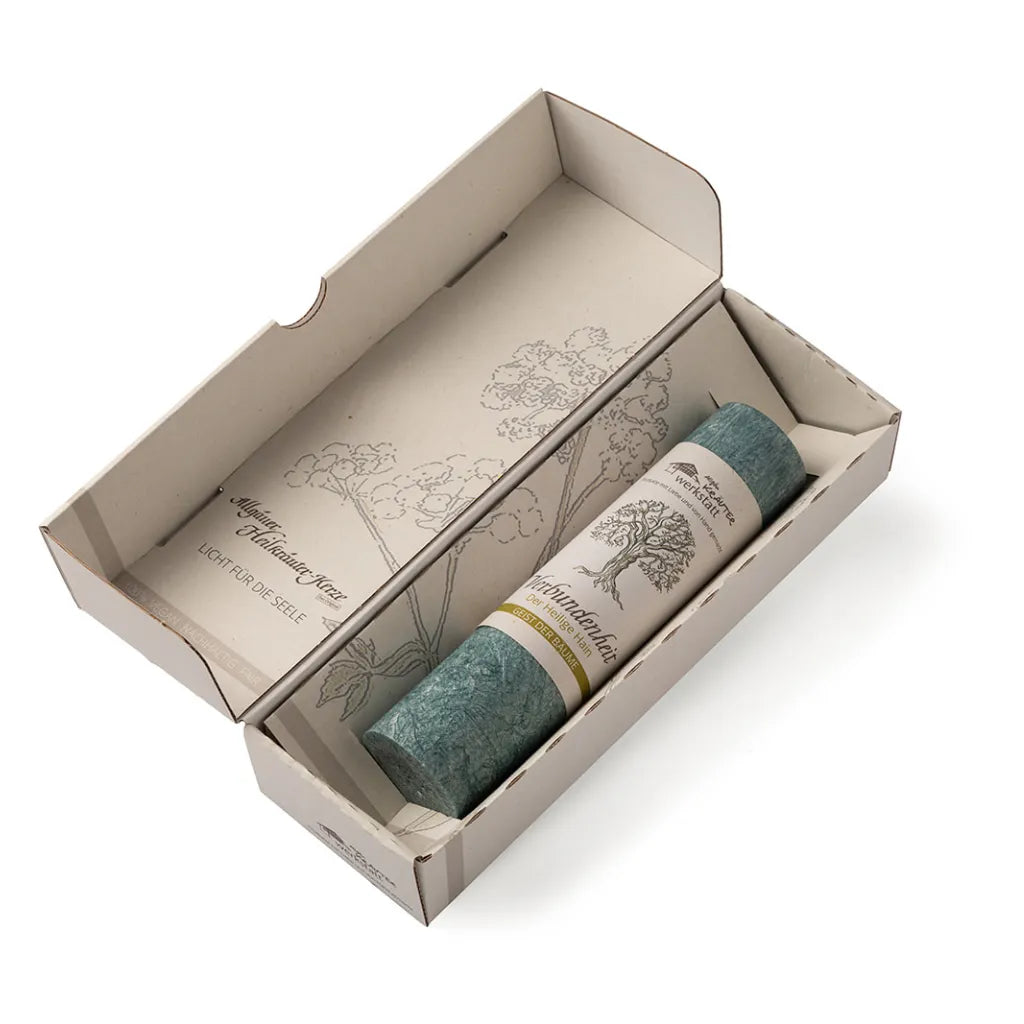 Geöffnete Geschenkbox mit türkisfarbener Allgäuer Heilkräuterkerze "Verbundenheit".
