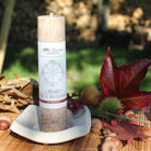 Braune Allgäuer Kräuterkerze "Herbst-Tag-u.-Nachtgleiche" mit Herbstdeko, für Innenschau & Stabilität.