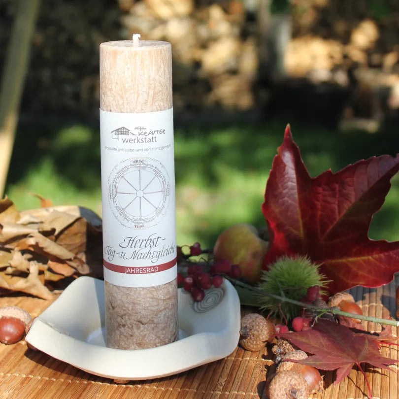 Braune Allgäuer Kräuterkerze "Herbst-Tag-u.-Nachtgleiche" mit Herbstdeko, für Innenschau & Stabilität.