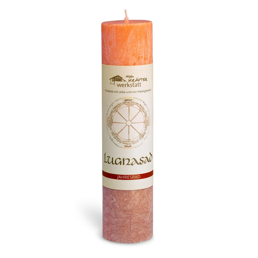 Orange-braune Allgäuer Kräuterkerze "Lugnasad" (Jahresrad), feiert Erntezeit & fördert Dankbarkeit.