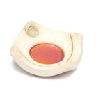 Handgetöpferter Kerzenteller aus dem Allgäu mit orange-roter Mitte und grüner Spiralverzierung.