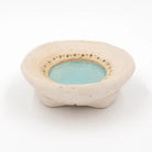 Handgetöpferter Kerzenteller mit türkis-farbener Glasur und einzigartiger Lochprägung.
