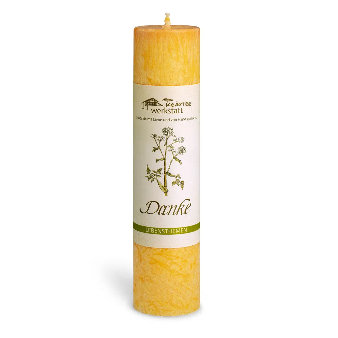 Gelbe Allgäuer Heilkräuterkerze "Danke" mit Salbei, Gänseblümchen, Ringelblume, Sonnenblume für Wertschätzung.