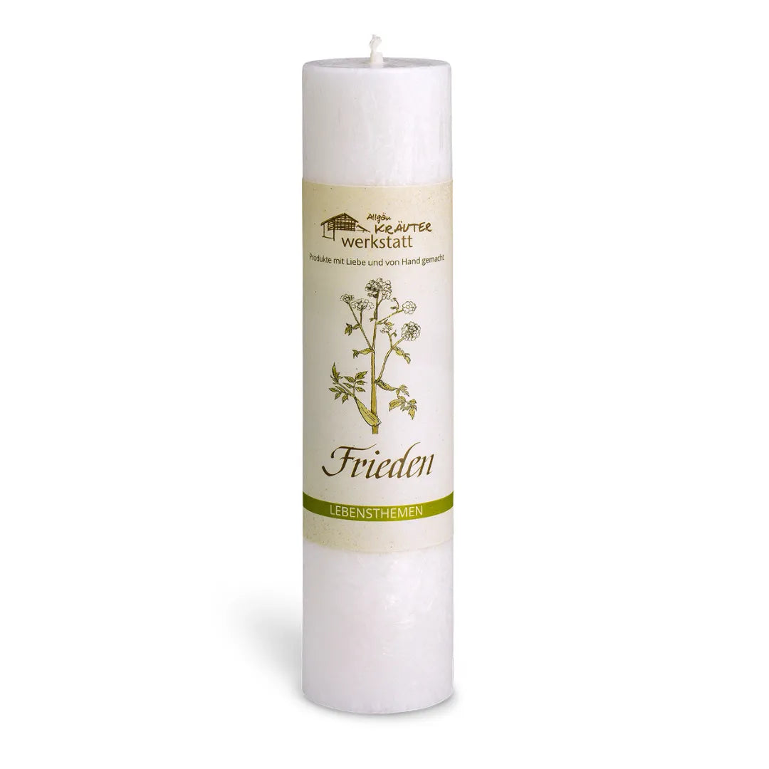 Weiße Allgäuer Heilkräuterkerze "Frieden" für innere Ruhe und Einklang, mit Kräuterwerkstatt-Etikett.