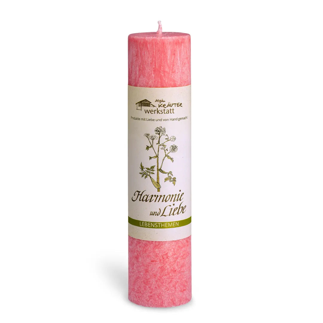 Rosa Allgäuer Heilkräuterkerze "Harmonie und Liebe" mit Weißdorn und Mariengras für emotionale Balance.