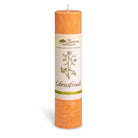 Orange Allgäuer Heilkräuterkerze "Lebensfreude" mit Ringelblume und Gänseblümchen für positive Energie.