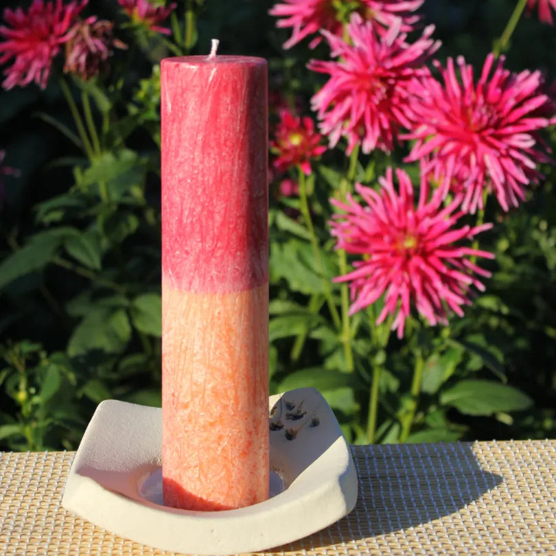 Zweifarbige Kräuterkerze "Sommersonnenwende" auf Kerzenteller, symbolisiert Fülle & die Leichtigkeit des Sommers.