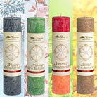 Vier Allgäuer Jahresrad-Kräuterkerzen: Wintersonnenwende (grau), Frühling (grün), Sommersonnenwende (rot-orange), Herbst (braun).