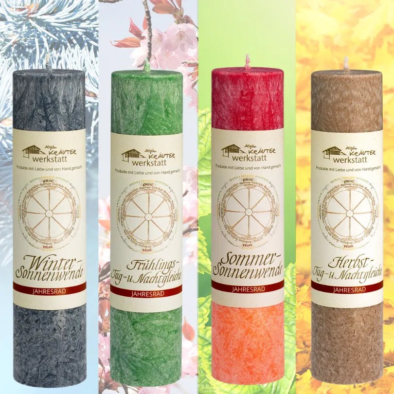 Vier Allgäuer Jahresrad-Kräuterkerzen: Wintersonnenwende (grau), Frühling (grün), Sommersonnenwende (rot-orange), Herbst (braun).
