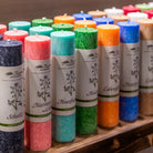 Vielfältige Allgäuer Heilkräuterkerzen "Lebensthemen" in verschiedenen Farben, unterstützen bei Lebensfragen & Herausforderungen.