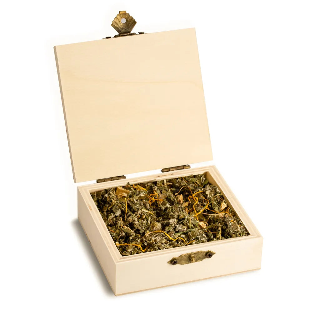 Geöffnete Holzbox "Allgäuer Räucherwerk Weisheit" mit Kräuter-Blüten-Mischung.