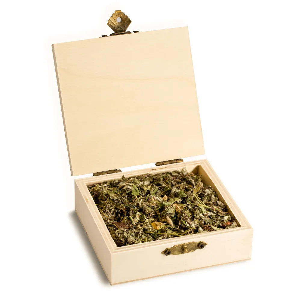 Geöffnete Holzbox "Allgäuer Räucherwerk Innere Führung" mit Kräutermischung.