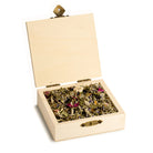 Geöffnete Holzbox "Allgäuer Räucherwerk Schutz" mit Kräuter-Blüten-Mischung.