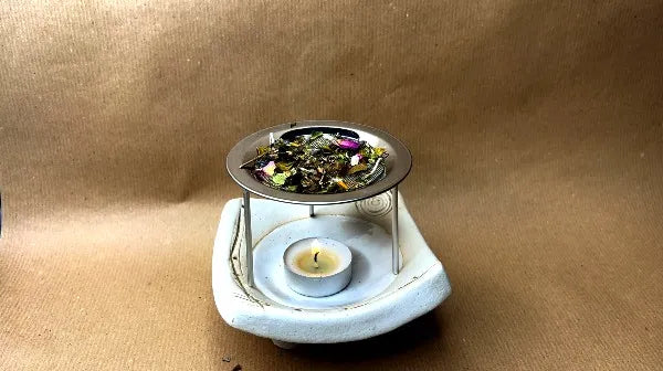 Räuchern mit Sieb: Räuchermischung auf Sieb über Teelicht im Keramikgefäß, für Wohlbefinden.