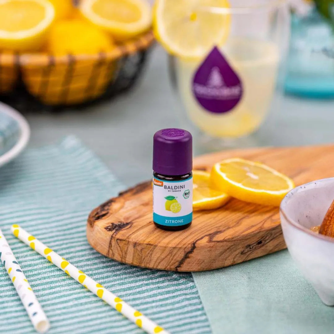 Baldini Bio Zitronenöl in Küchenumgebung, ideal für Duft, Erfrischung und kulinarische Genüsse.