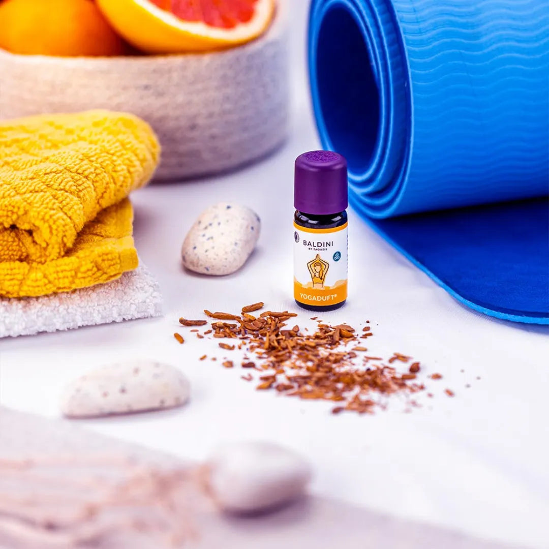 Baldini Yogaduft ätherisches Öl, Klarheit und erdend, mit Yogamatte und Handtüchern.