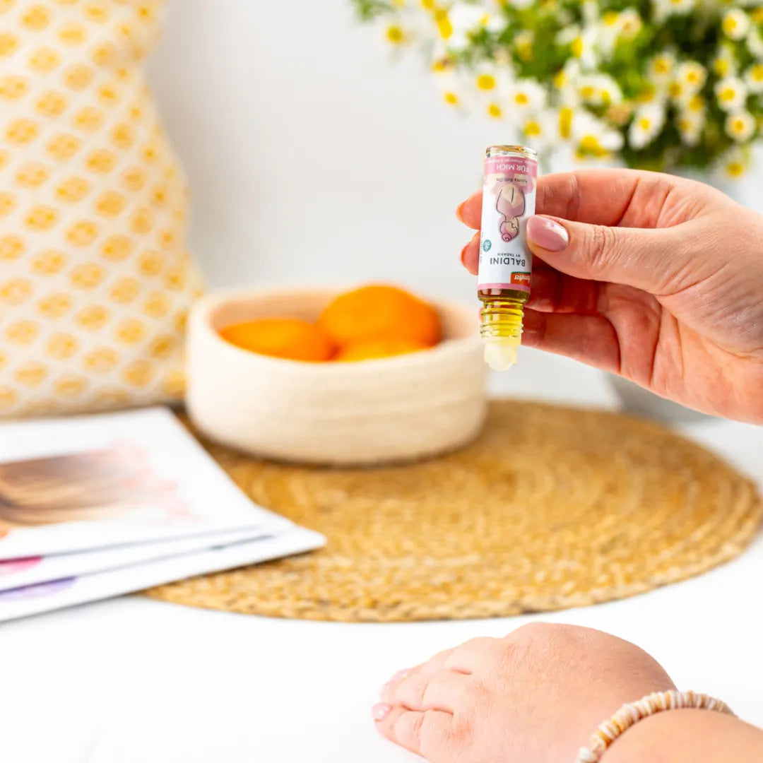 Hand hält Baldini Selfcare-Duftset Roll-On "Zeit für dich", für innere Balance und Achtsamkeit.