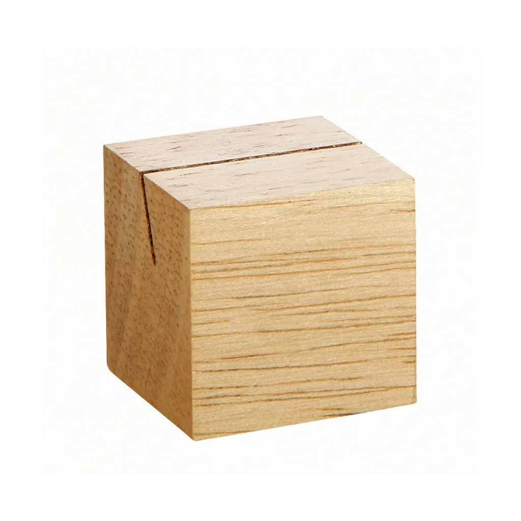 Naturfarbener Würfel-Kartenhalter aus Holz mit Schlitz für Postkarten und Fotos.