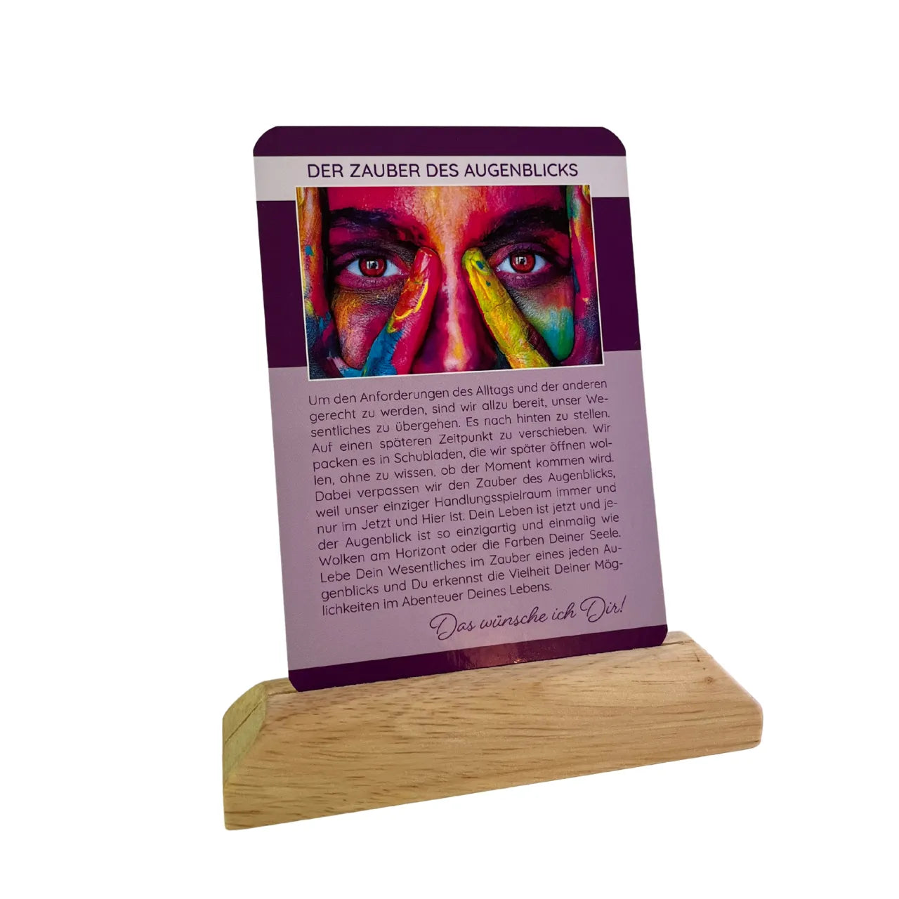 Heller, langer Holz-Kartenhalter mit einer Karte 'Der Zauber des Augenblicks'.