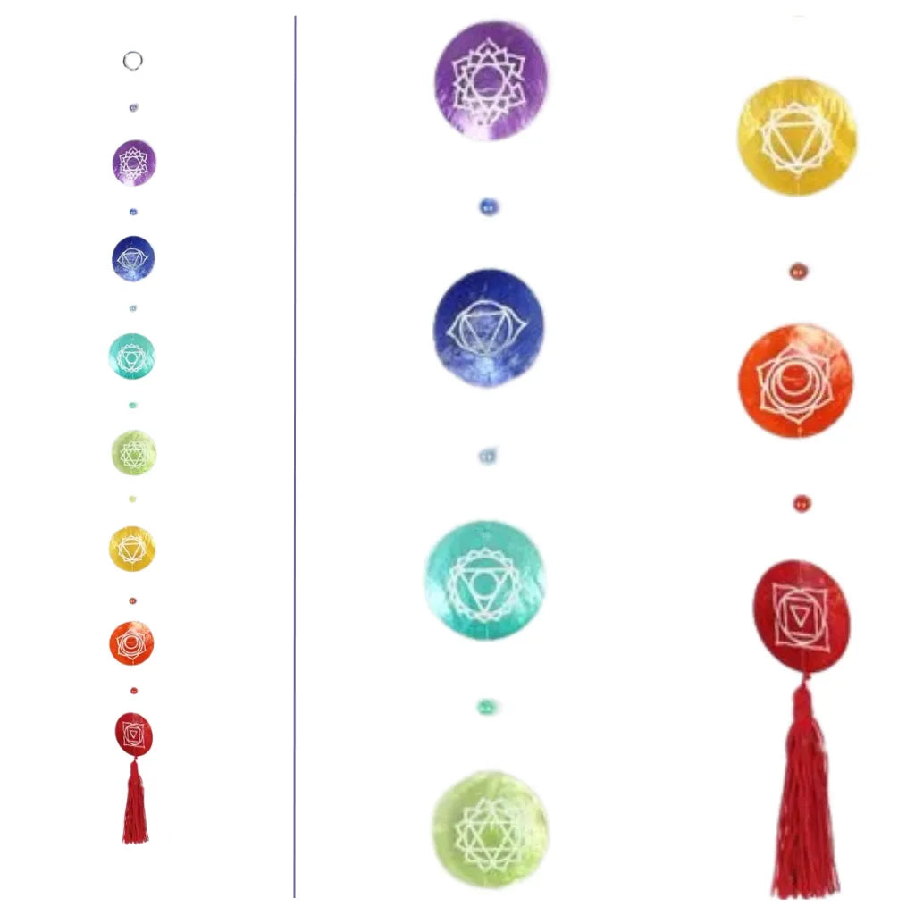 Detailansicht der Chakra Muschelkette mit bedruckten Capiz-Muscheln und Symbolen.