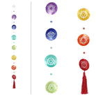 Detailansicht der Chakra Muschelkette mit bedruckten Capiz-Muscheln und Symbolen.