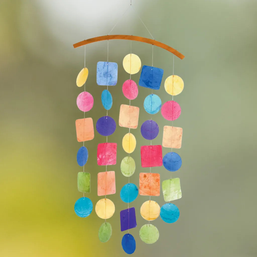 Regenbogen Muschelwindspiel mit bunten Capiz-Muscheln und Bambusstab, für sanfte Klänge.