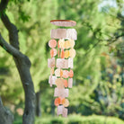 Muschelwindspiel gelb-orange-natur im Garten, Capiz-Mobile für entspannte Atmosphäre.