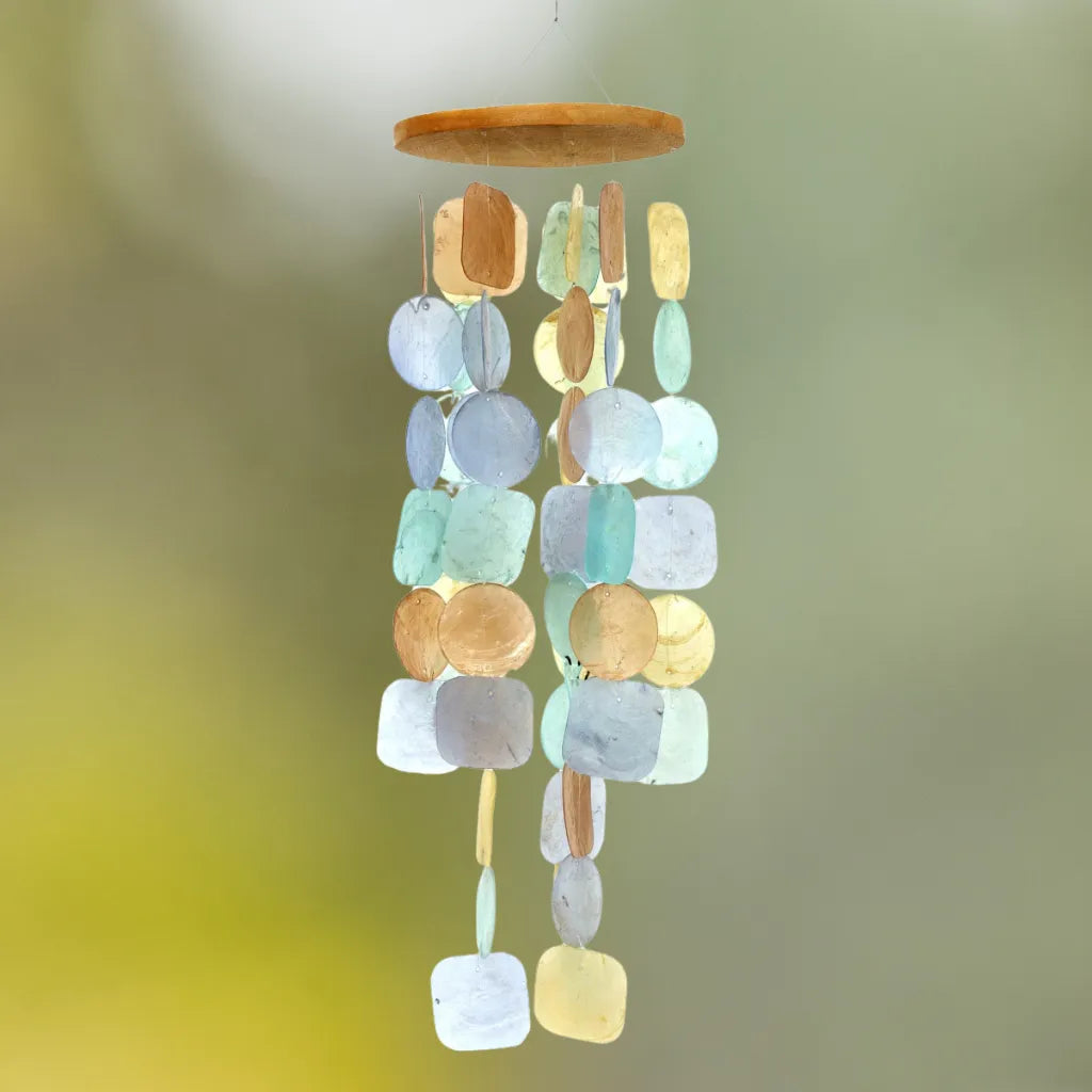 Rundes Muschelwindspiel aus Capiz-Muscheln in Hellblau, Gelb und Braun, sanfter Klang.