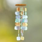 Rundes Muschelwindspiel aus Capiz-Muscheln in Hellblau, Gelb und Braun, sanfter Klang.