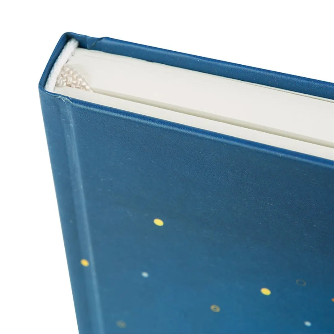 Detailansicht des dunkelblauen A5 Notizbuchs 'Sensitive', zeigt Buchrücken und Goldprägung.