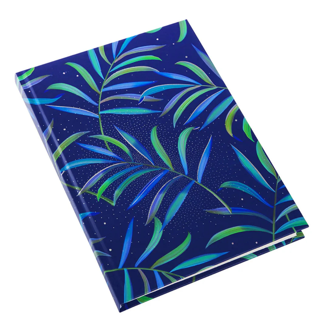 Dunkelblaues A5 Notizbuch 'Tropical' mit grünen und blauen Blättern und Silberprägung, leicht geöffnet.