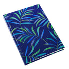 Dunkelblaues A5 Notizbuch 'Tropical' mit grünen und blauen Blättern und Silberprägung, leicht geöffnet.