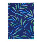 Vorderseite des dunkelblauen A5 Notizbuchs 'Tropical' mit Hardcover und Blattmuster.