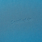 Detailansicht des azurblauen Semikolon Notizbuchs A5 mit geprägtem 'Semikolon' Schriftzug.