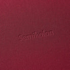 Detailansicht des bordeauxroten Semikolon Notizbuchs A5 mit geprägtem 'Semikolon' Schriftzug.