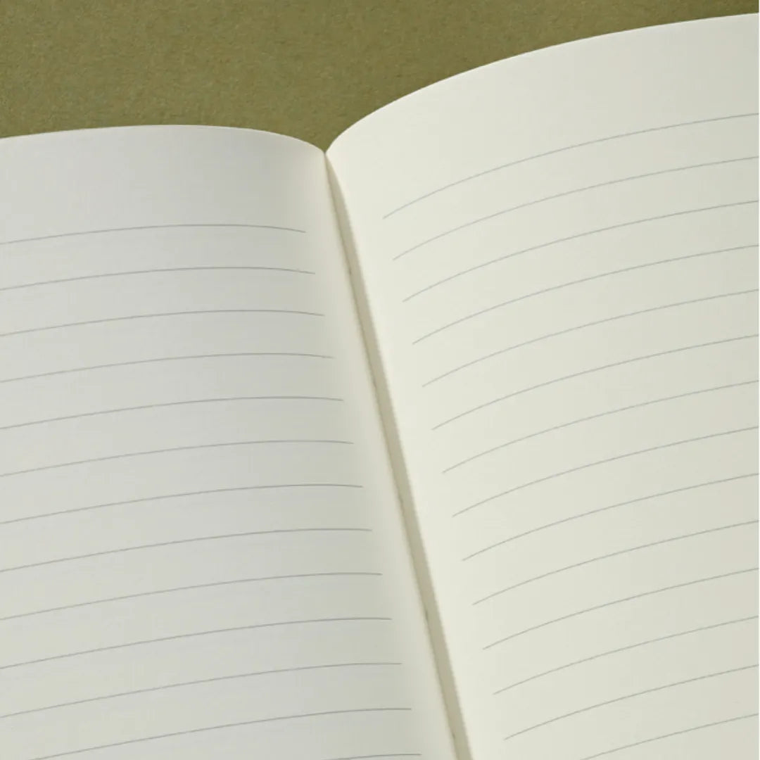 Geöffnetes Semikolon Notizbuch A5 mit 176 linierten Seiten und Leseband.