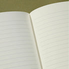 Geöffnetes Semikolon Notizbuch A5 mit 176 linierten Seiten und Leseband.