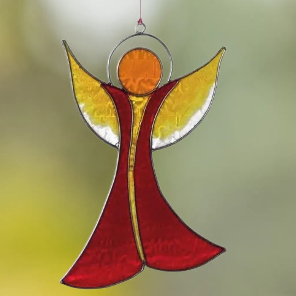 Liebevoll gestalteter Sonnenfänger Engel in Rot-Gelb aus Resin, bringt leuchtende Lichtakzente und Geborgenheit ins Zuhause.