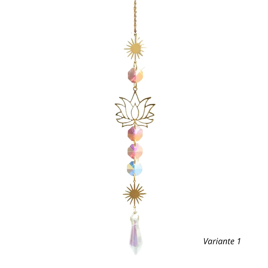 Freigestellte Sonnenfänger-Kette mit goldenem Lotusmotiv, Kristallprismen & Sternen. Zartes Design für positive Energie.