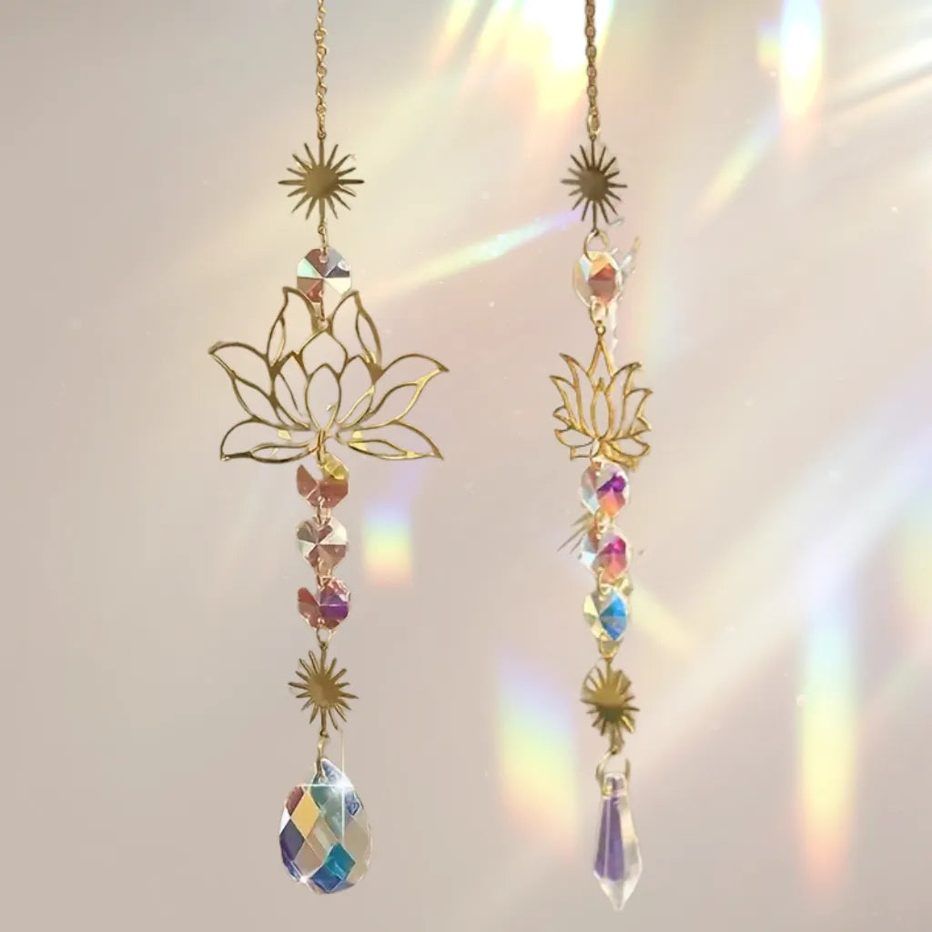 Sonnenfänger-Kette mit Kristallprismen erzeugt Regenbogen-Lichtreflexe. Zauber des Lichts für Harmonie & positive Raumenergie.