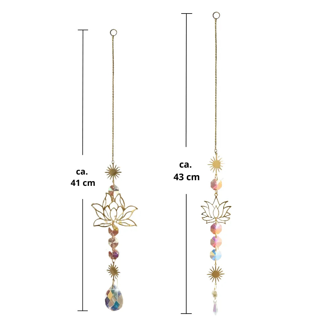 Zwei Sonnenfänger-Ketten mit Lotusmotiv & Kristallprismen, ca. 41 - 43 cm lang. Ideal als stilvolles Geschenk für Ruhe & Glanz.