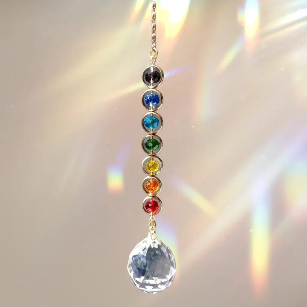 Sonnenfänger Kette mit Regenbogen-Kristallen in Chakra-Farben und Kugel, erzeugt faszinierende Lichtspiele und Regenbögen.