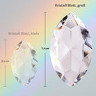 Großer Sonnenfänger Kristall in Blattform (7,4 cm), im Größenvergleich mit kleinerem Blatt, für magische Lichtspiele und Regenbögen.