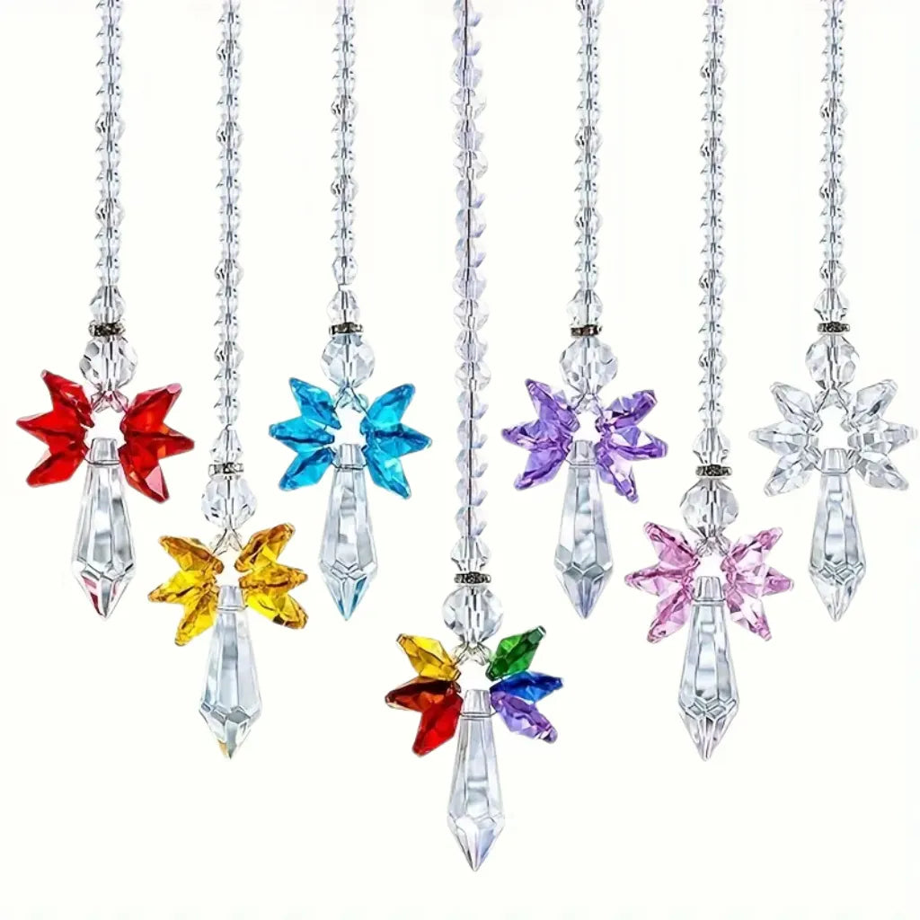 Set von filigranen Kristall-Engeln in verschiedenen Farben, die Licht und Glanz ins Zuhause bringen.