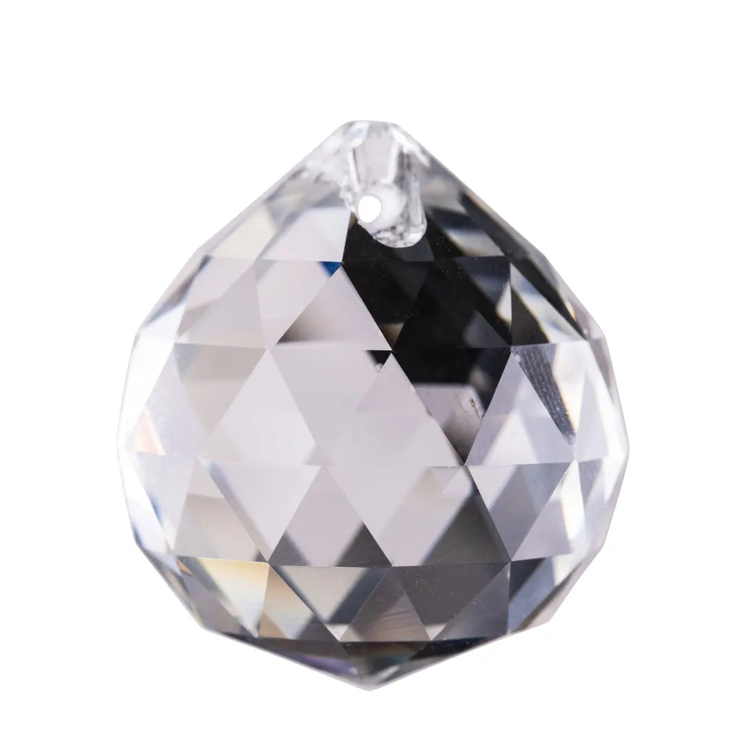 Sonnenfänger Kristall in Kugelform für funkelnde Lichtspiele, die positive Energie ins Zuhause bringen und beleben.