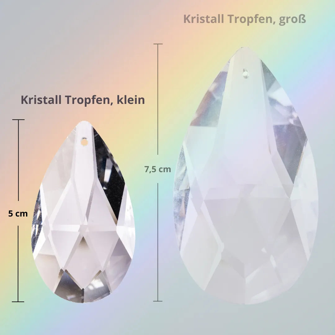 Kleiner Sonnenfänger Kristall in Tropfenform (5cm), im Größenvergleich mit größerem Tropfen, für harmonische Atmosphäre und Regenbögen.