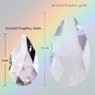 Kleiner Sonnenfänger Kristall in Tropfenform (5cm), im Größenvergleich mit größerem Tropfen, für harmonische Atmosphäre und Regenbögen.
