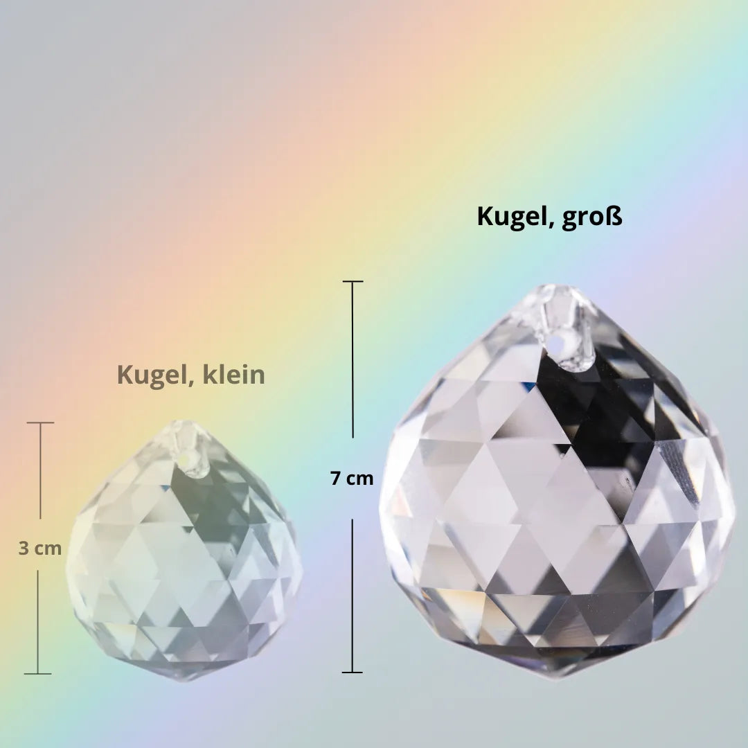 Große Sonnenfänger Kristallkugel (7cm), im Größenvergleich mit kleinerer Kugel, holt die Kraft der Sonne ins Zuhause für gute Stimmung.